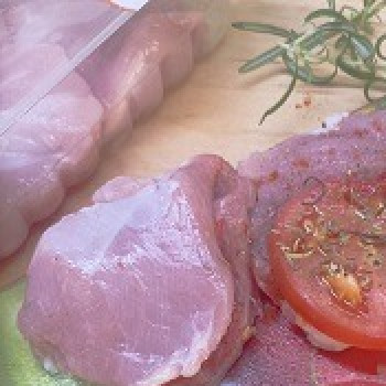 1. Этап. Индейка с томатами и беконом: Развернутое филе солим, перчим, посыпаем паприкой и смесью прованских трав и вкладываем по ломтику помидора.