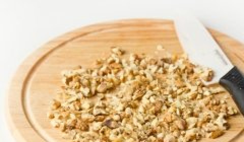 1. Этап. Салат с курицей в креманках: Грецкие орехи измельчаем в крупную крошку. Лучше использовать ступку и пестик.