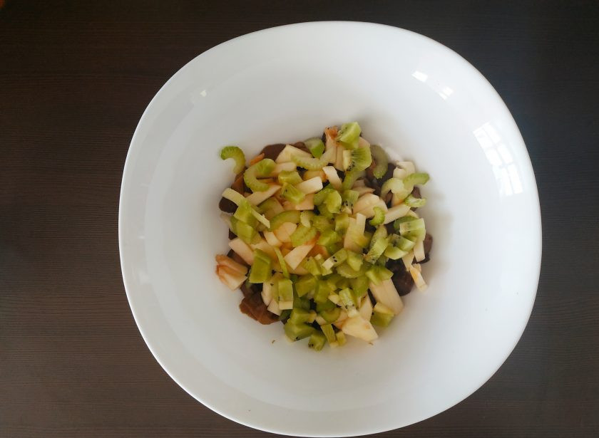 1. Этап. Салат с грибами и яблоками: Киви очистите, мелко нарежьте и добавьте в салат.