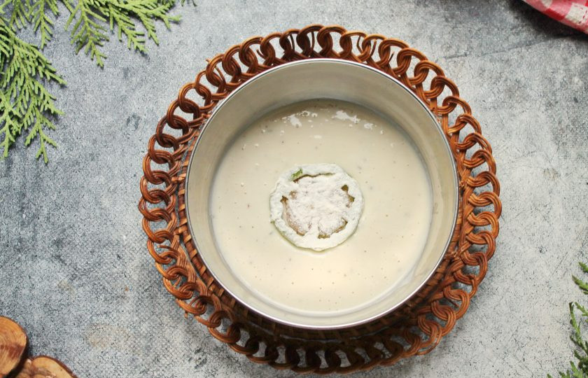 1. Этап. Жареные зеленые помидоры в кляре: В сковороду налейте растительное масло и разогрейте на среднем огне. Каждый кружок помидора обваляйте в муке и опустите в кляр. Помидор должен быть полностью покрыт тестом.