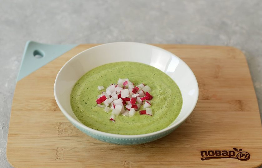 1. Этап. Гаспачо из огурцов: Перелейте суп в тарелку. В центр выложите редис, полейте оливковым маслом.