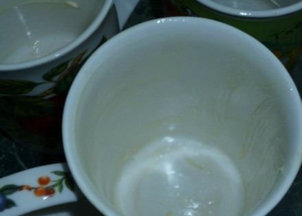 1. Этап. Домашняя вареная колбаса из курицы: 3. Берем керамические или стеклянные кружки или формы, смазываем их маслом.