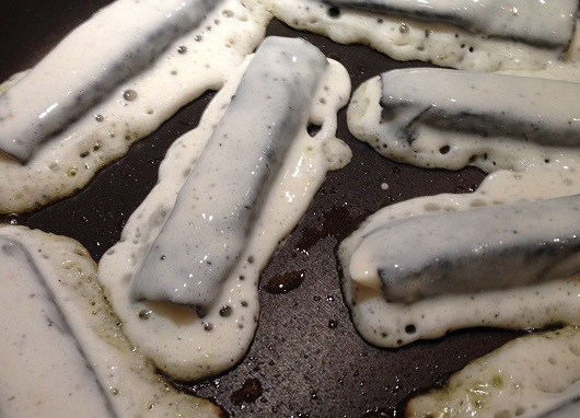 1. Этап. Вегетарианская рыба в кляре: Разогреваем на сковороде масло. Рыбу обмакиваем в кляр и обжариваем с двух сторон, до красивого румяного цвета.