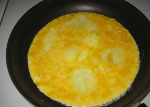 1. Этап. Омлет из желтков: 3. На сковороду отправить сливочное масло и вылить желтки. Обжарить с двух сторон до появления аппетитной корочки.