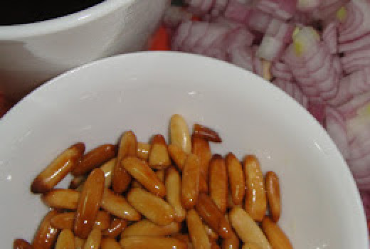 1. Этап. Плов с куриной печенью: Изюм замочить, орехи обжарить до золотистого цвета, лук мелко порезать.