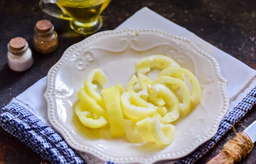 1. Этап. Салат Доллар: Сладкий перец очистите от семян и сполосните, нарежьте перец полосками.