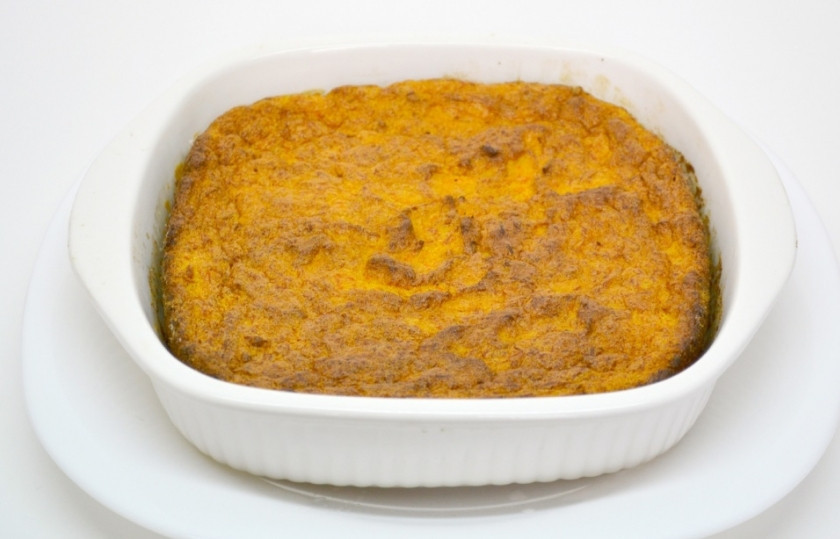 1. Этап. Бисквит с апельсиновым кремом: 2. Форму для выпекания присыпаем мукой, перекладываем в неё тесто, выпекаем при температуре 170 градусов полчаса. Бисквит готов, остужаем его и перекладываем на тарелку.