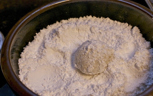 1. Этап. Ореховые пирожные на десерт: Когда пирожные испекутся, обваляйте их в сахарной пудре.