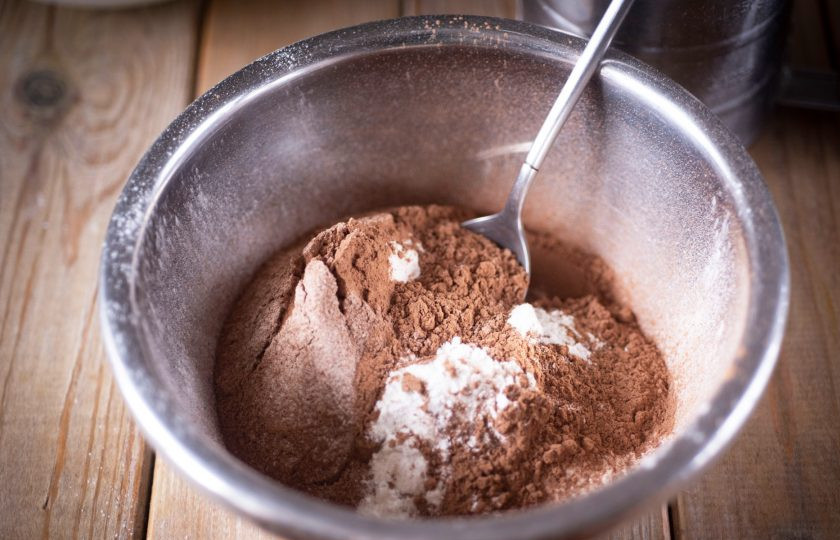 1. Этап. Пирог на кефире с творогом: В отдельную миску просейте муку и какао.