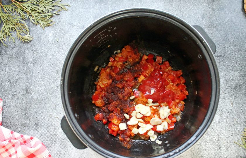 1. Этап. Суп гуляш в мультиварке: Чеснок нарежьте дольками и добавьте к овощам. Всыпьте специи, паприку, добавьте томатную пасту, перемешайте и обжаривайте в течение 3 минут. Переложите овощи в тарелку.