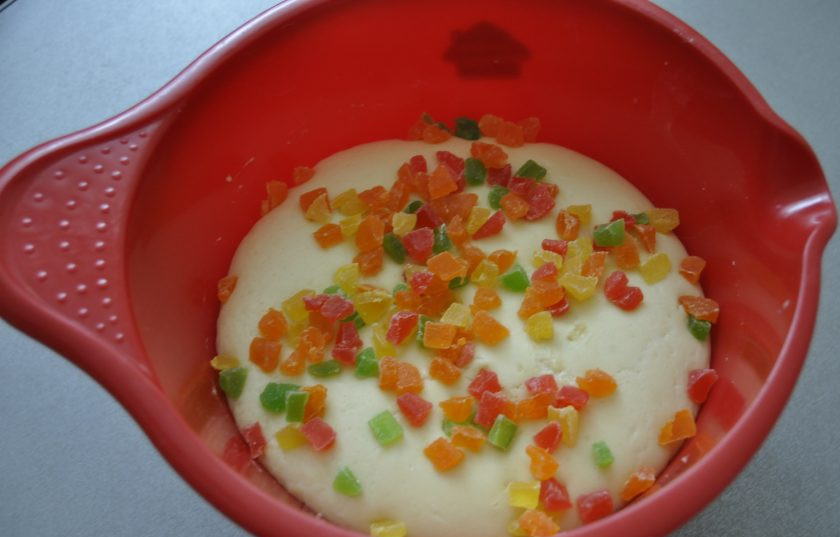 1. Этап. Пропитка для кулича: Через час добавьте в тесто цукаты.