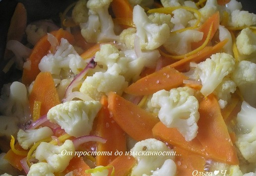 1. Этап. Апельсиновая капуста от Армана Арналя: Залейте половиной соуса и варите 10-12 минут до готовности. Примерно через 6-7 минут посолите и поперчите. В это время вторую половину соуса уварите вдвое.