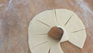 1. Этап. Розочки из теста с мясом: Оберните фарш одним лепестком теста.