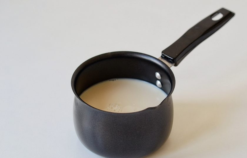 1. Этап. Белый горячий шоколад: В сотейнике нагрейте молоко почти до закипания.