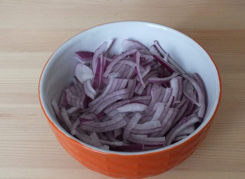 1. Этап. Салат Мужские слезы с говядиной: Лук нарежьте тонкой соломкой. Переложите в глубокую чашу.