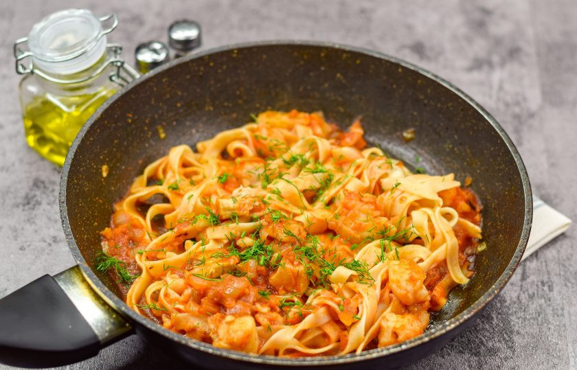 1. Этап. Паста с филе минтая: Прогрейте пасту несколько минут и посыпьте рубленым укропом. Переложите блюдо на тарелку и подавайте к столу.