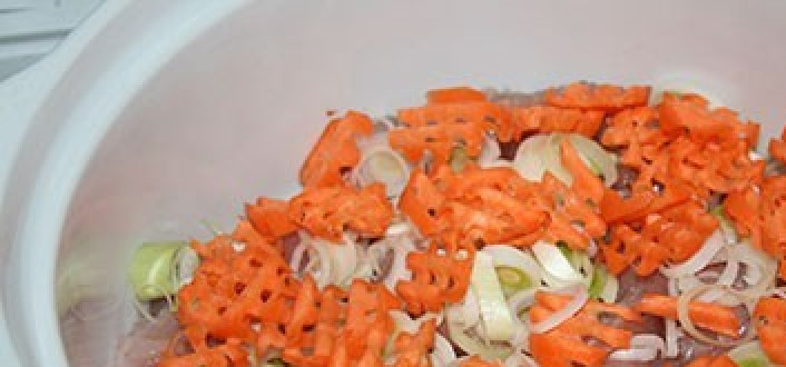 1. Этап. Рагу из индейки с овощами: 2. В форму для запекания выкладываем нарезанное филе индейки, сверху выкладываем нарезанные кубиками кабачки, морковь (кольцами) и лук. Солим и приправляем по вкусу.