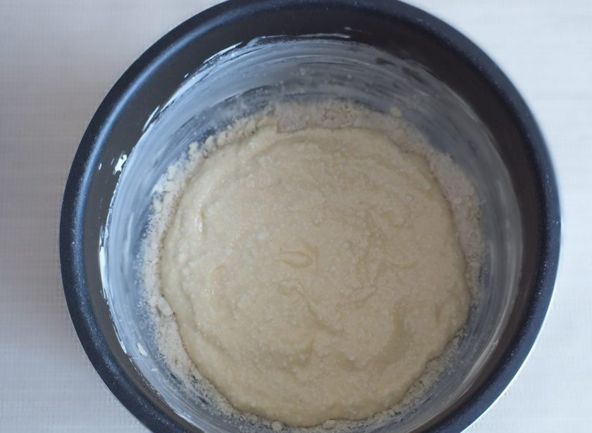 1. Этап. Насыпной пирог в мультиварке: Творожную начинку визуально разделите на две части. Поверх теста-крошки выложите начинку, от края слегка отступите.