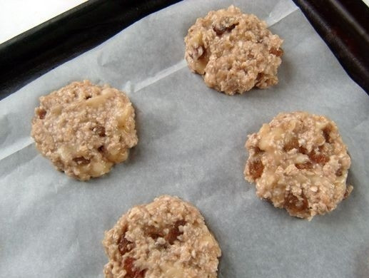 1. Этап. Банановое печенье с овсяными хлопьями: 5. Процесс практически завершился. Осталось только сформировать печенье и выложить на лист для выпечки. Отправьте в разогретую духовку минут на 10-12. Важно их не пересушить.