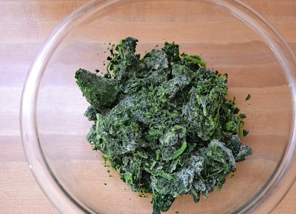 1. Этап. Пицца со шпинатом, луком и сыром: 1. Выложите шпинат в миску и отправьте в микроволновую печь на 1 минуту, чтобы он растаял.