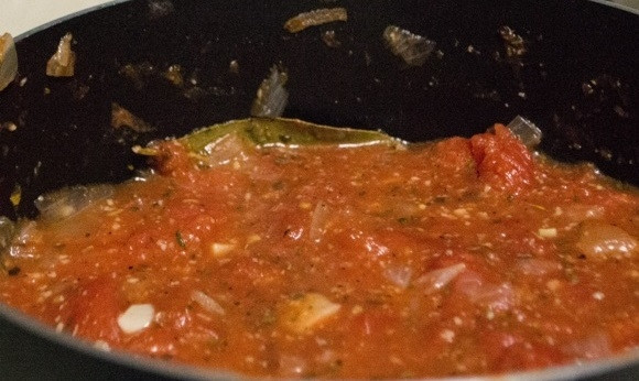 1. Этап. Домашний томатный соус для макарон: 4. Готовьте соус около 10-15 минут, по необходимости добавьте еще соль и перец. Перед подачей достаньте лавровый лист.