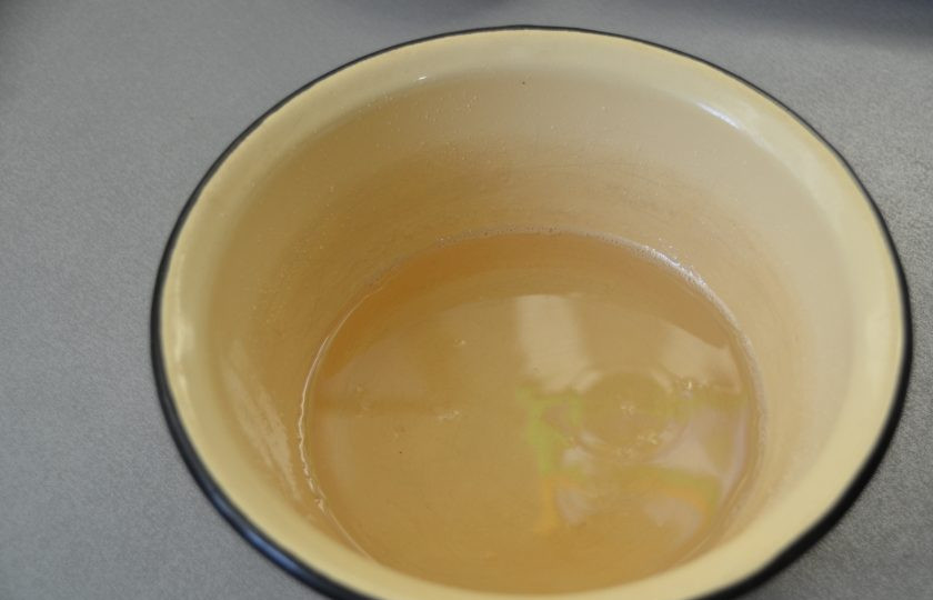 1. Этап. Хворост из жидкого теста: Немного охладите готовый сироп.