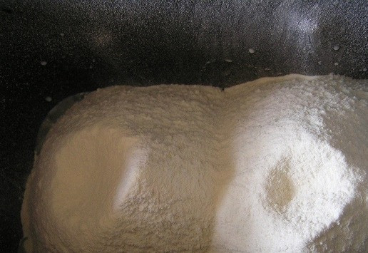 1. Этап. Фламандский хлеб с малиной: Всыпьте муку.