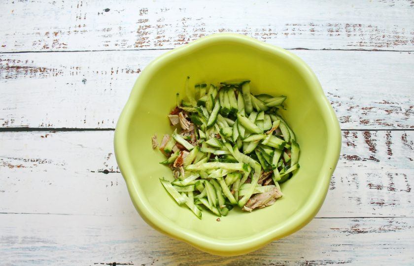 1. Этап. Салат Колдунья: Огурцы порежьте соломкой и добавьте к курице.