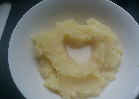 1. Этап. Картофельно-кабачковое пюре: 3. Добавим масло и соль, перемешаем и выкладываем пюре ровным кружком.