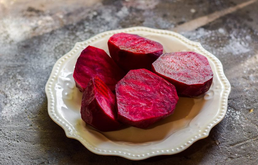 1. Этап. Варенье из свеклы: Свеклу заранее отварите до полуготовности, после очистите ее.