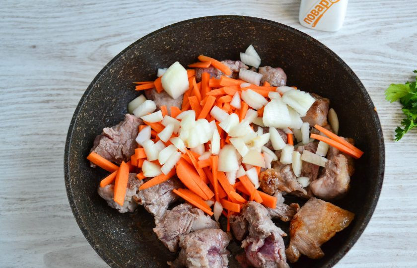 1. Этап. Гречка по-купечески с грибами: Затем добавьте лук и морковь, перемешайте и жарьте на среднем огне минут 5.