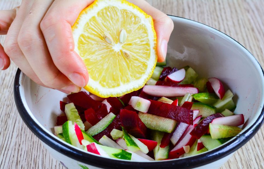 1. Этап. Салат из свеклы и редиса: Полейте салат лимонным соком.