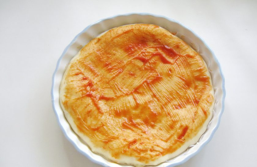 1. Этап. Пицца с колбасой и болгарским перцем: Достаньте тесто из духовки и смажьте кетчупом.