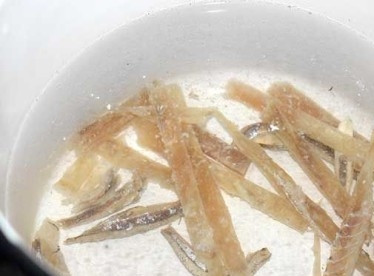 1. Этап. Суп Рамен: Теперь будем готовить рыбный бульон. Сушеные анчоусы и сушеное рыбное филе заливаем 2 литрами воды. Доводим до кипения и варим 7 минут.