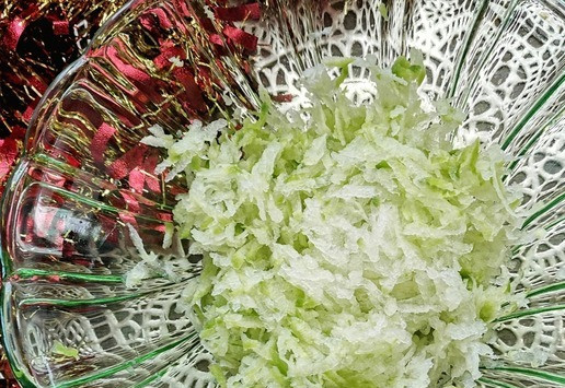 1. Этап. Салат Карнавал: Овощи и зелень вымыть, обсушить бумажным полотенцем. Морковь и яйца отварить до готовности и остудить. С моркови и редьки срезать кожицу. *Редьку можно взять любую: белую, чёрную, дайкон, маргеланскую, арбузную. С разной редькой будет немного другой вкусовой оттенок. *Редьку принято замачивать в холодной кипячёной воде на 10-15 минут для удаления излишней остроты. У меня была шикарная маргеланская редька и я этот шаг пропустила. Натереть на крупной тёрке: редьку,