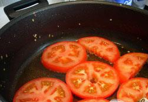 1. Этап. Рататуй с яйцом: Поставить сковороду обратно на огонь, влить 2 столовые ложки оливкового масла и выложить помидоры. Соль и перец.