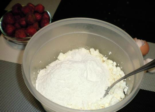 1. Этап. Творожные кнедлики с клубникой: 3. Следующим шагом добавляем муку и манку. Муку добавляйте постепенно, сразу все не вываливайте. Лучше муку просеять через сито, чтобы она насытилась кислородом. Все тщательно перемешайте до получения однородной массы, теста.