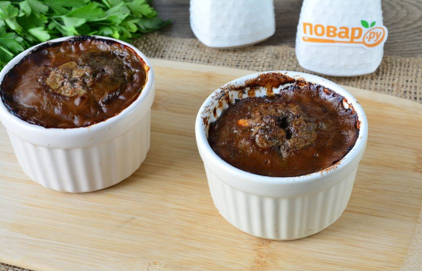 1. Этап. Суфле из свиной печени: Выпекайте суфле в духовке при температуре 180 градусов примерно 25 минут. Суфле станет пышным и воздушным. Готовое суфле достаньте из духовки и немного остудите.