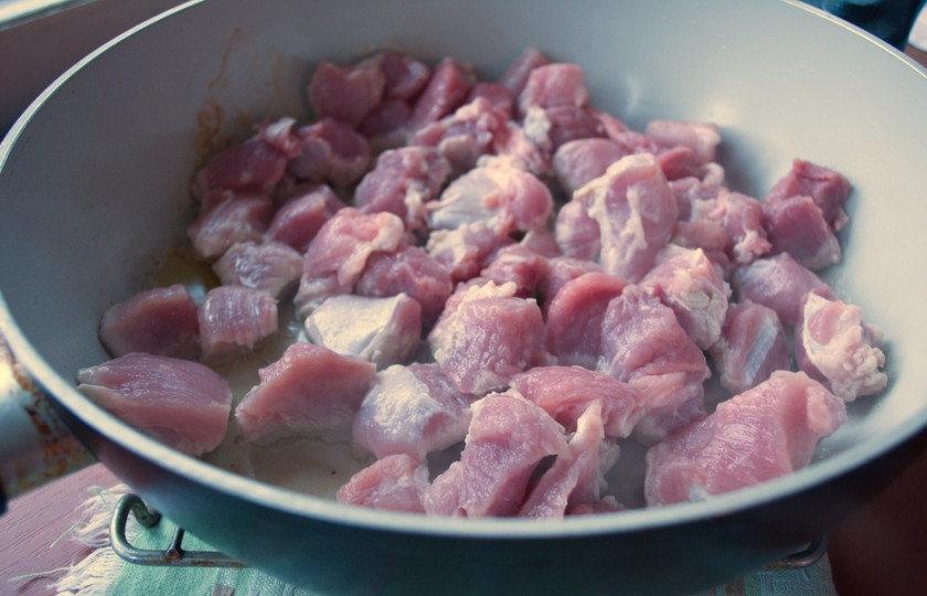 1. Этап. Гуляш из свиного окорока: В сковороду влейте растительное масло. Поместите на горячую сковороду мясо и обжарьте его со всех сторон. Пока на одной стороне не появится румянец, не переворачивайте.