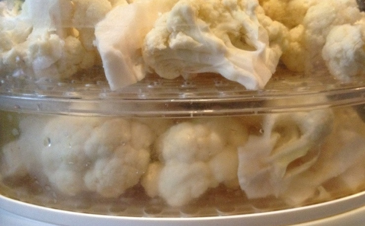 1. Этап. Цветная капуста запеченная в духовке со сливками: Кочан цветной капусты разбираем на соцветия и промываем под водой. Теперь нам надо отварить ее до состояния полуготовности в кастрюле или, как сделала я, в пароварке.