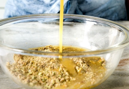 1. Этап. Флорентийское ореховое печенье: 1. Орешки измельчите в блендере. Добавьте муку, цедру и соль, перемешайте. В сотейнике соедините сливочное масло, сахар, сливки, кукурузный сироп. Доведите все до кипения, помешивая, чтобы сахар растворился. Добавьте ванильный экстракт и влейте к орехам.