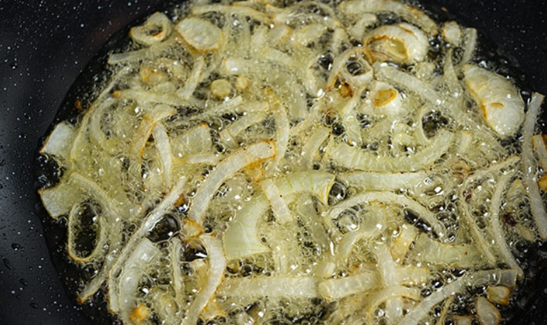 1. Этап. Плов в духовке со свининой: На растительном масле обжариваем лук, порезанный кольцами. Жарить до мягкости.