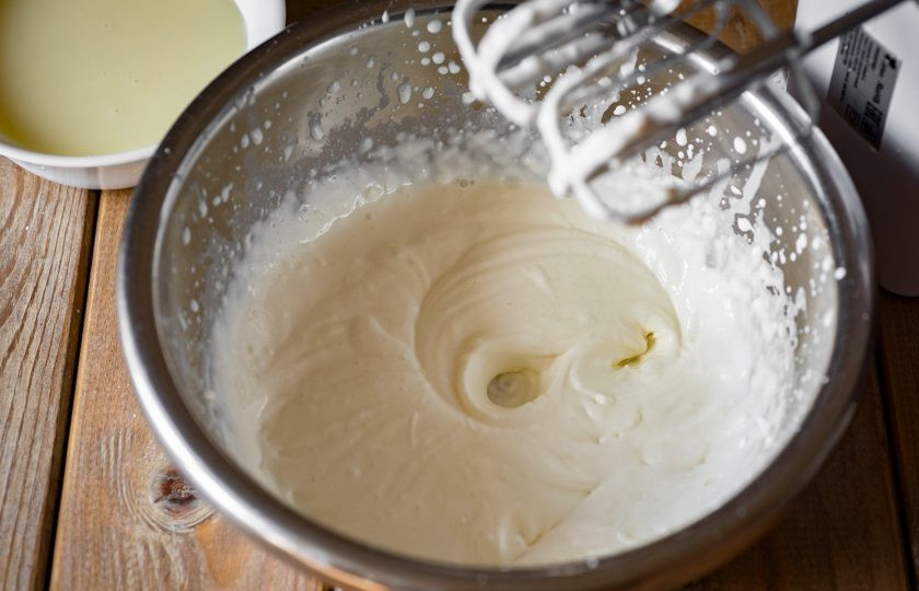 1. Этап. Мороженое из сливок и сгущенки в домашних условиях: Жирные сливки залейте в просторную миску и взбейте миксером до кремообразного состояния.