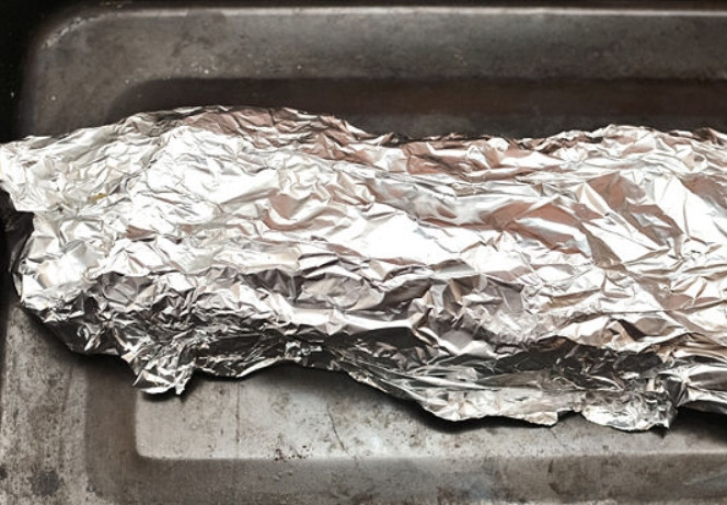 1. Этап. Говядина на кости: Положите ребра в фольге на противень и готовьте в течение 3 часов.