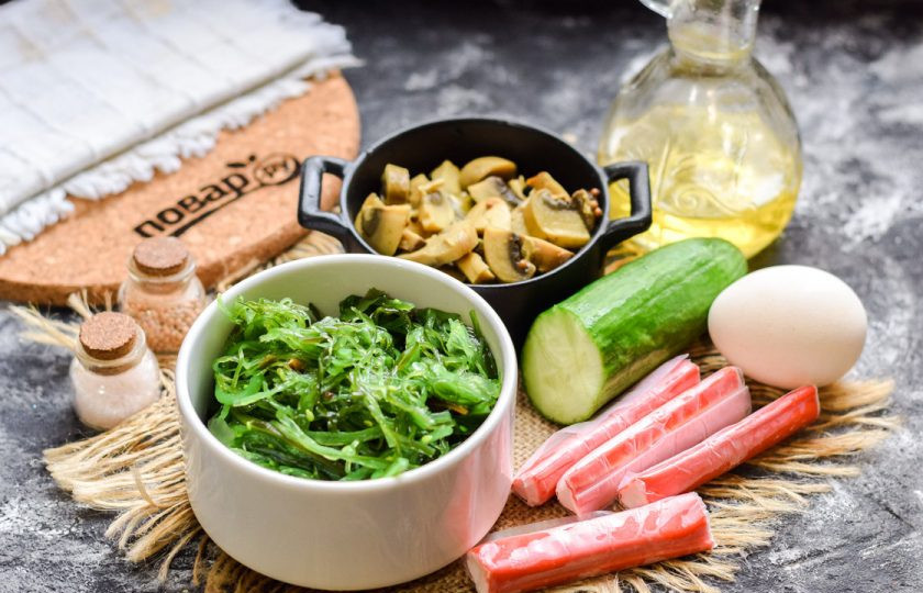 1. Этап. Крабовый салат с чукой: Подготовьте ингредиенты, крабовые палочки заранее разморозьте.