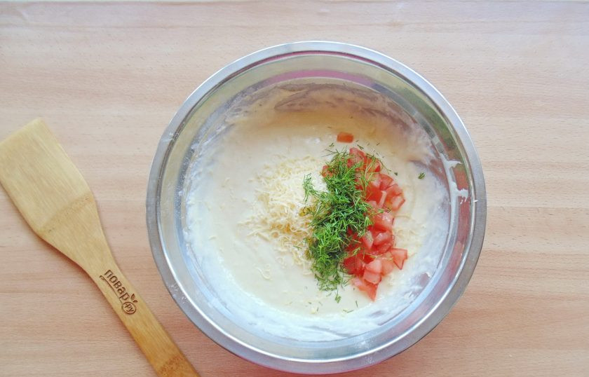 1. Этап. Оладьи с помидорами и сыром: Помидор мелко нарежьте, удаляя семена. Нарежьте петрушку и натрите на терке твердый сыр.