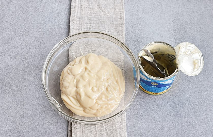 1. Этап. Вареная сгущенка в микроволновке: Сгущенное молоко перелейте в просторную стеклянную миску.