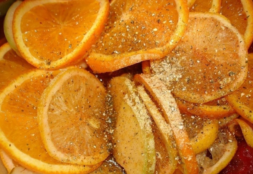 1. Этап. Пунш безалкогольный: 5. Пока завариваю чай, добавляю к фруктам, которые пустили сок, специи (корицу, мяту и любые по вкусу).