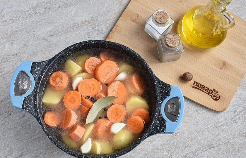 1. Этап. Гюцпот: Добавьте крупно порезанные картофель и морковь, зубчики чеснока. Залейте все кипятком так, чтобы только покрывало продукты. Добавьте целые пряности, посолите, выложите лавровый лист.