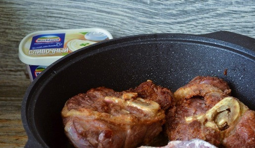 1. Этап. Говяжья голяшка в сливочно-овощном соусе: В казане обжарить на смеси растительного и сливочного масел, по 7-10 минут, огонь выше среднего.